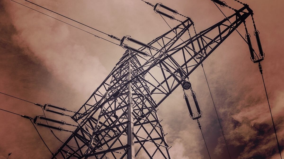 Linia wysokiego napięcia – stalowy słup energetyczny z rozpiętymi przewodami przesyłowymi