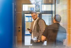 Michał Woś stawia się na komendzie policji. Poseł z dozorem i zakazem kontaktu