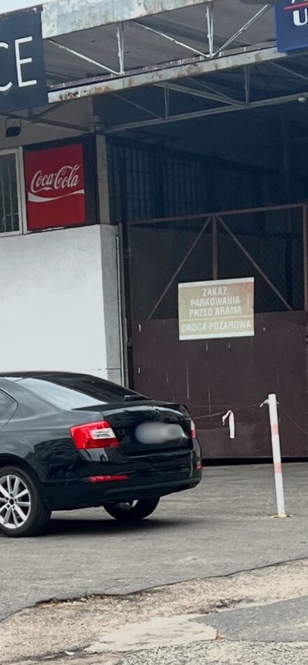 Miejsca wjazdowe są zastawiane.