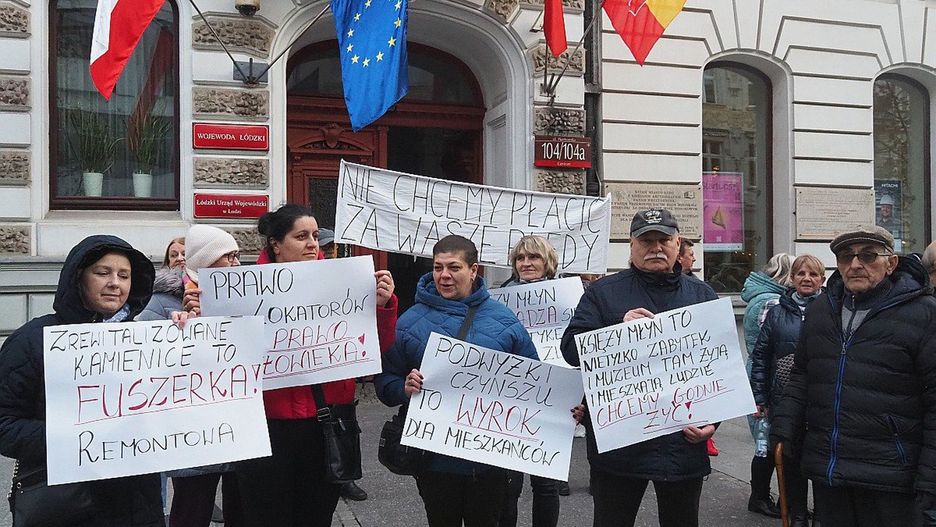 Protest 12 listopada przed budynkiem UMŁ