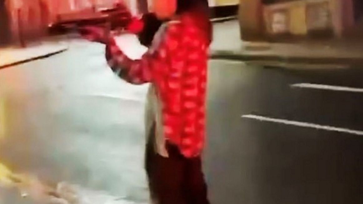 31-letni Polak wymachiwał kuszą w centrum miasta Barnsley w Wielkiej Brytanii.