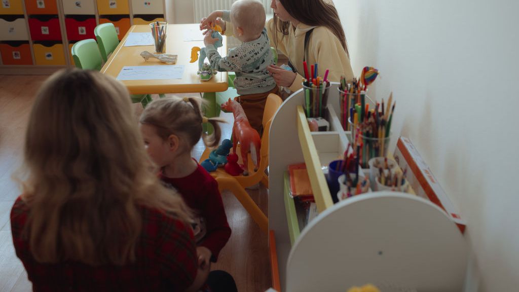 Rodzice ślęczą nad zadaniami domowymi swoich pociech