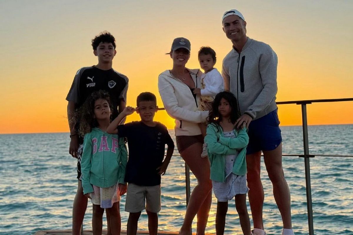 Georgina Rodriguez cheers Ronaldo with family at a thrilling match