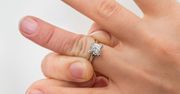Sprawdź, dlaczego zdejmować biżuterię w ciąży. Unikniesz straty obrączki