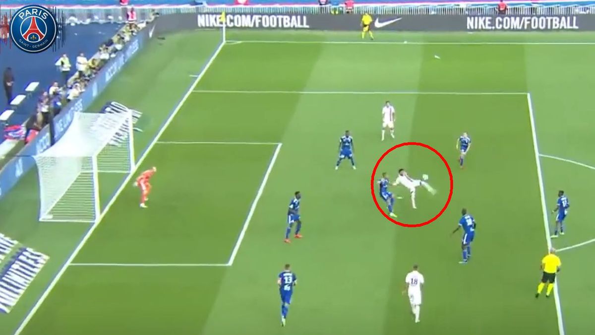 Materiały prasowe / Dugout / Na zdjęciu: efektowna bramka Neymara (PSG) w meczu z RC Strasbourg