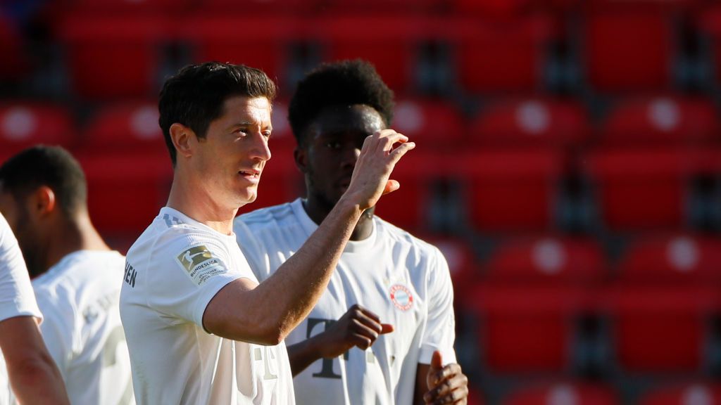 Getty Images / Hannibal Hanschke / Na zdjęciu (na pierwszym planie): Robert Lewandowski