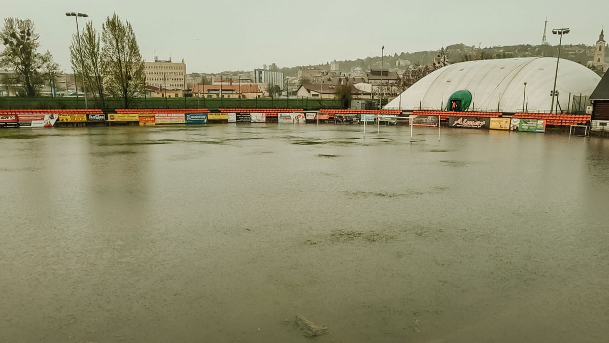 Facebook / Czuwaj Przemyśl / Na zdjęciu: zalany stadion Czuwaju Przemyśl
