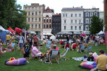 Trawa na Rynku Staromiejskim podczas Dni Torunia - przyciąga i zachęca do piknikowania
