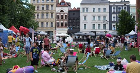 Trawa na Rynku Staromiejskim podczas Dni Torunia - przyciąga i zachęca do piknikowania