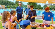 Policjanci na basenie w Czarnkowie
