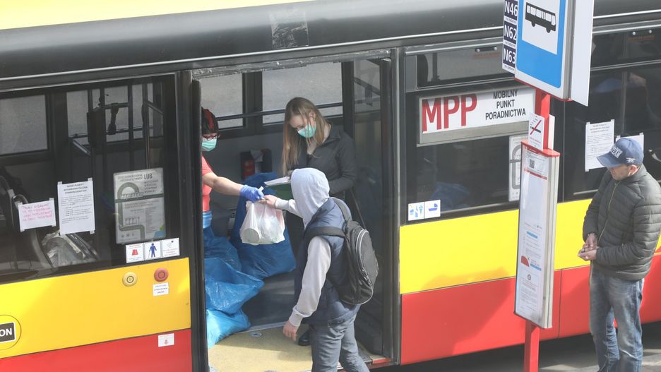 Warszawa. Kanapki przekazano do Mobilnego Punktu Pomocy dla osób bezdomnych