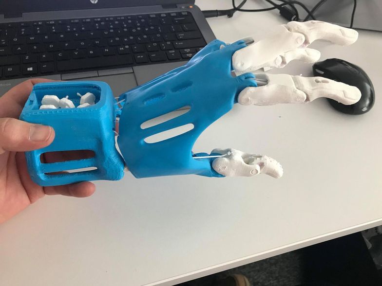 Tak wygląda gotowa prosta proteza dłoni. Umożliwia nawet zginanie palców