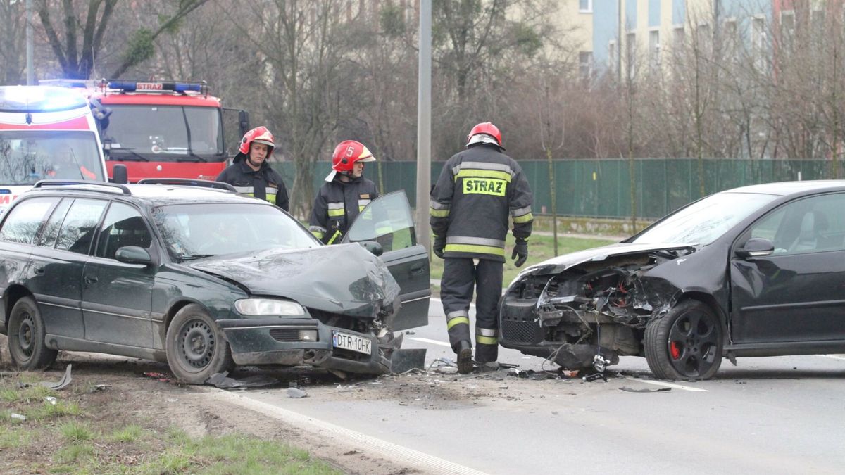 Czo?owe zderzenie we Wroc?awiu
23.03.2017 WROCLAW  GAZETA WROCLAWSKA  WROCLAW, OBORNICKA, CZOLOWE ZDERZENIE VW GOLFA I OPLA KIEROWCA GOLFA NIETRZEZWY  JAROSLAW JAKUBCZAK / POLSKA PRESS  WYPADEK KOLIZJA CZOLOWE ZDERZENIE OBORNICKA VW GOLF OPEL PIJANY KIEROWCA
JAROSLAW JAKUBCZAK / POLSKA PRESS