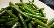 Zielona fasolka gotowana z dodatkiem soli