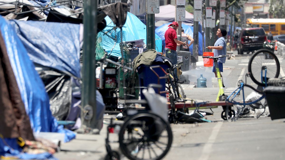 Zdjęcie okładkowe artykułu: Getty Images / Luis Sinco / Na zdjęciu: bezdomni na ulicach Los Angeles