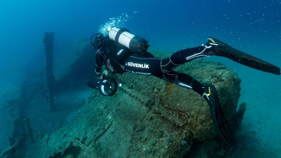 CANAKKALE, TURKIYE - AUGUST 05: A view of the shipwreck of HMS Louis which is one of the ships sunk during the battle of World War I on August 05, 2025 in Canakkale, Turkiye. The warship HMS Louis, which was damaged after colliding with a tugboat, lies at a depth of 14 meters off Buyuk Kemikli Cape. The wreck is known as an important diving site where fish and other marine life can be photographed. In Canakkele the sunken ships became a focus of interest for those wishing to explore underwater history after being opened to diving tourism in 2021 through the efforts of the Canakkale Wars and Gallipoli Historical Site Directorate. The wrecks, silent witnesses of the Canakkale Battles in the depths of the sea, were captured during a commemorative dive held within the Victory Day on August 30. (Photo by Tahsin Ceylan/Anadolu via Getty Images)