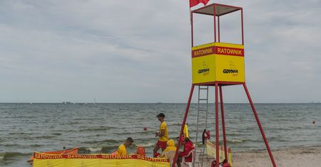 Czerwona flaga nad plażą w Gdyni. Zakwitły sinice