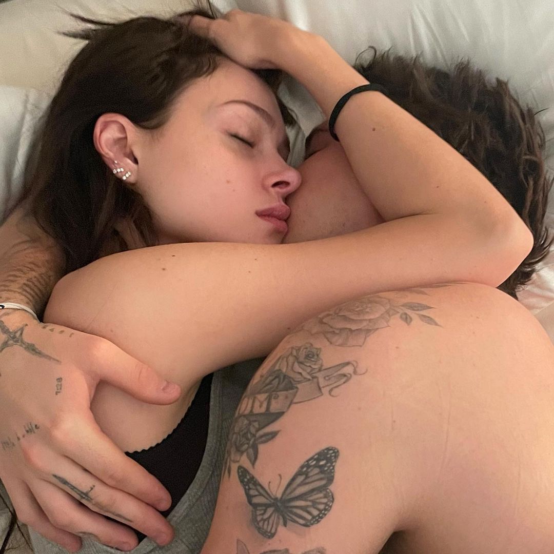 Brooklyn Beckham w łóżku z żoną