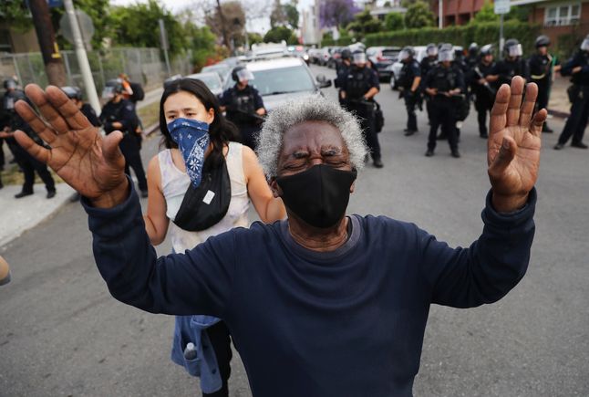 Los Angeles. Protestujący na tle policji.