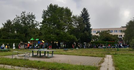 Pierwszy dzień szkoły. Do przedszkola w Ząbkach i Bemowie wpuszczają pojedynczo