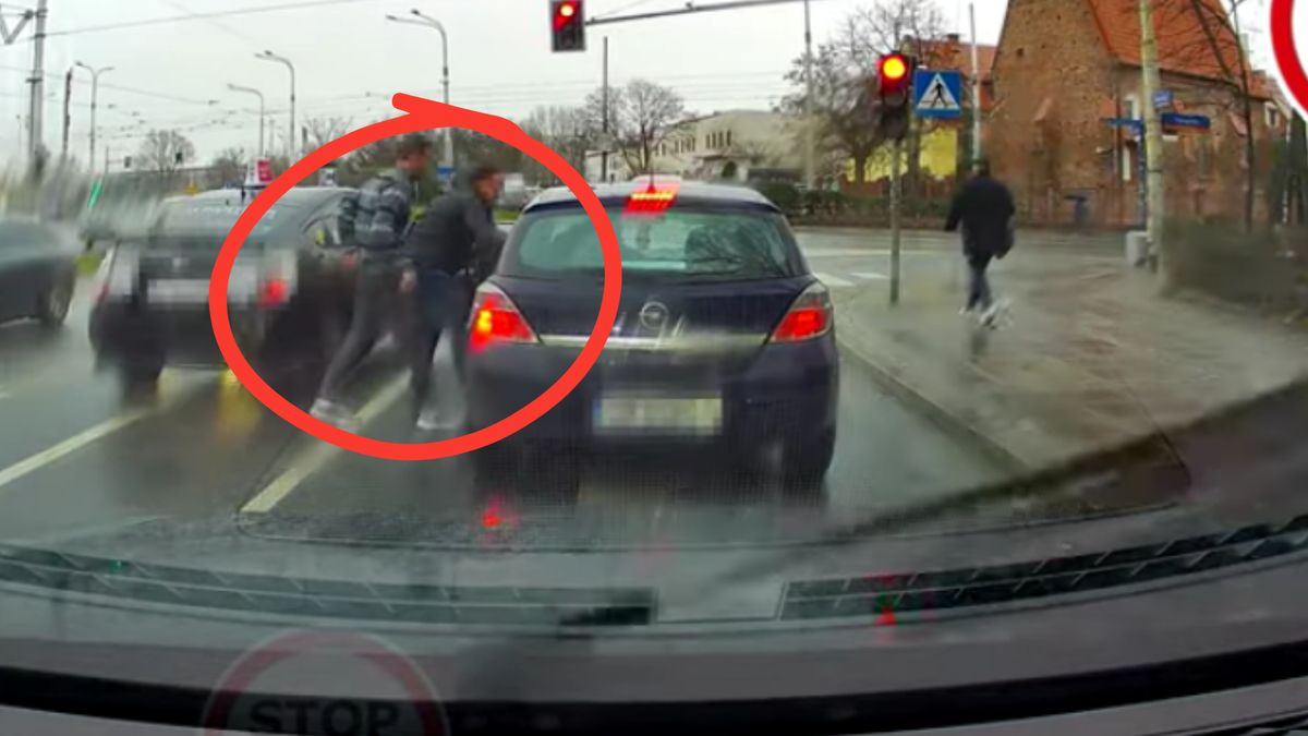 Pasażer i kierowca taksówki rzucili się na drugi samochód z pięściami