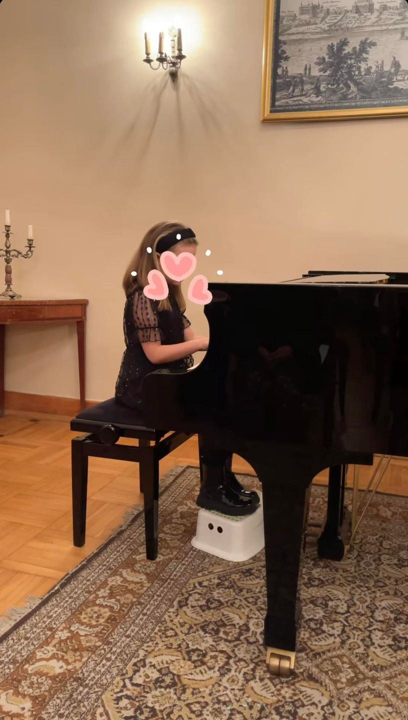 Internauci krytykują kreację Katarzyny Cichopek na recital córki