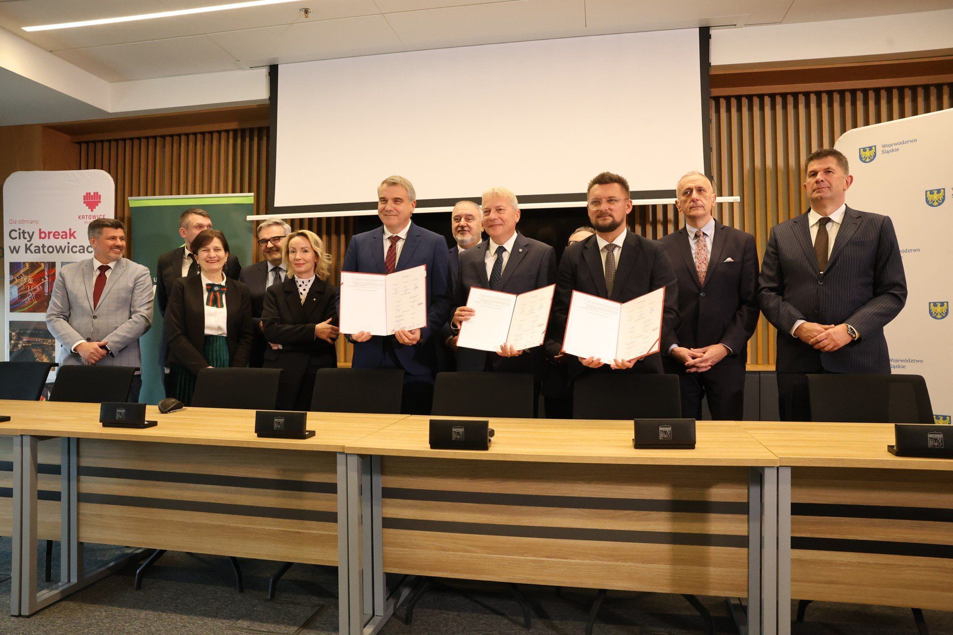 Podpisanie umowy na zakup akcji lotniska w Pyrzowicach