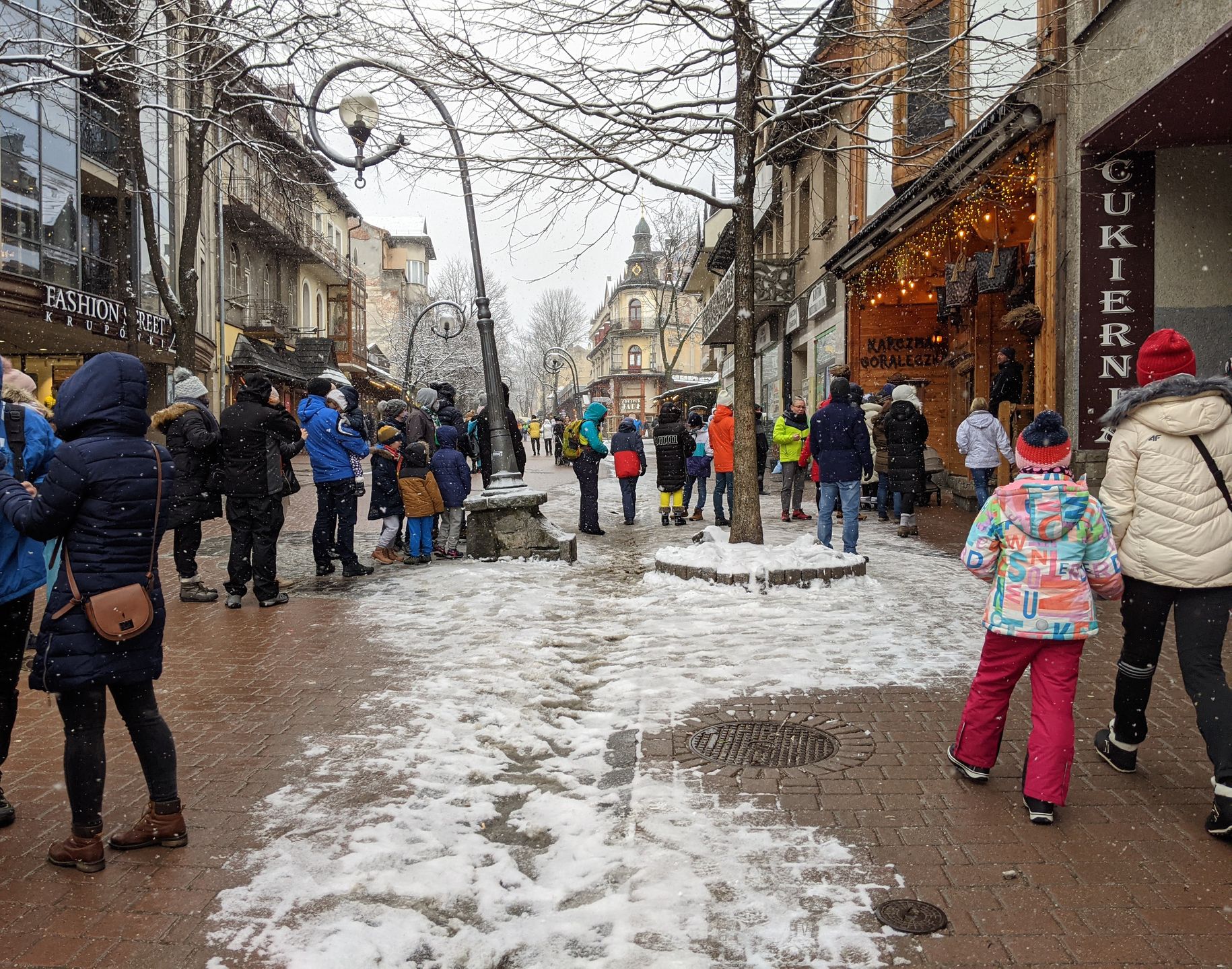 W czasie ferii Krupówki są wypełnianie turystami nie tylko z Polski