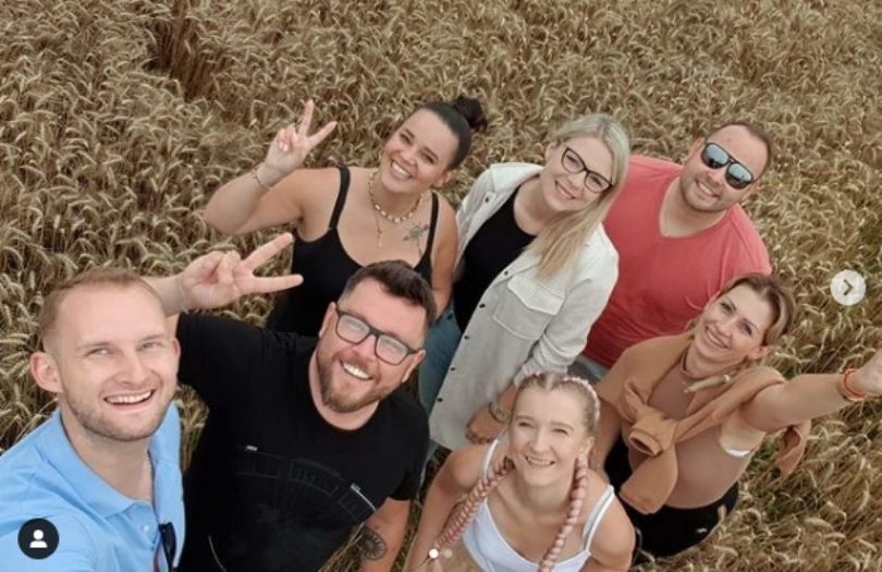 Uczestnicy "Ślubu od pierwszego wejrzenia" pozują wśród zbóż