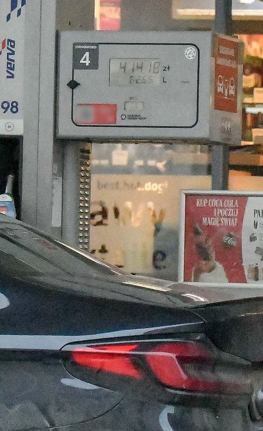 Monika Olejnik na stacji paliw