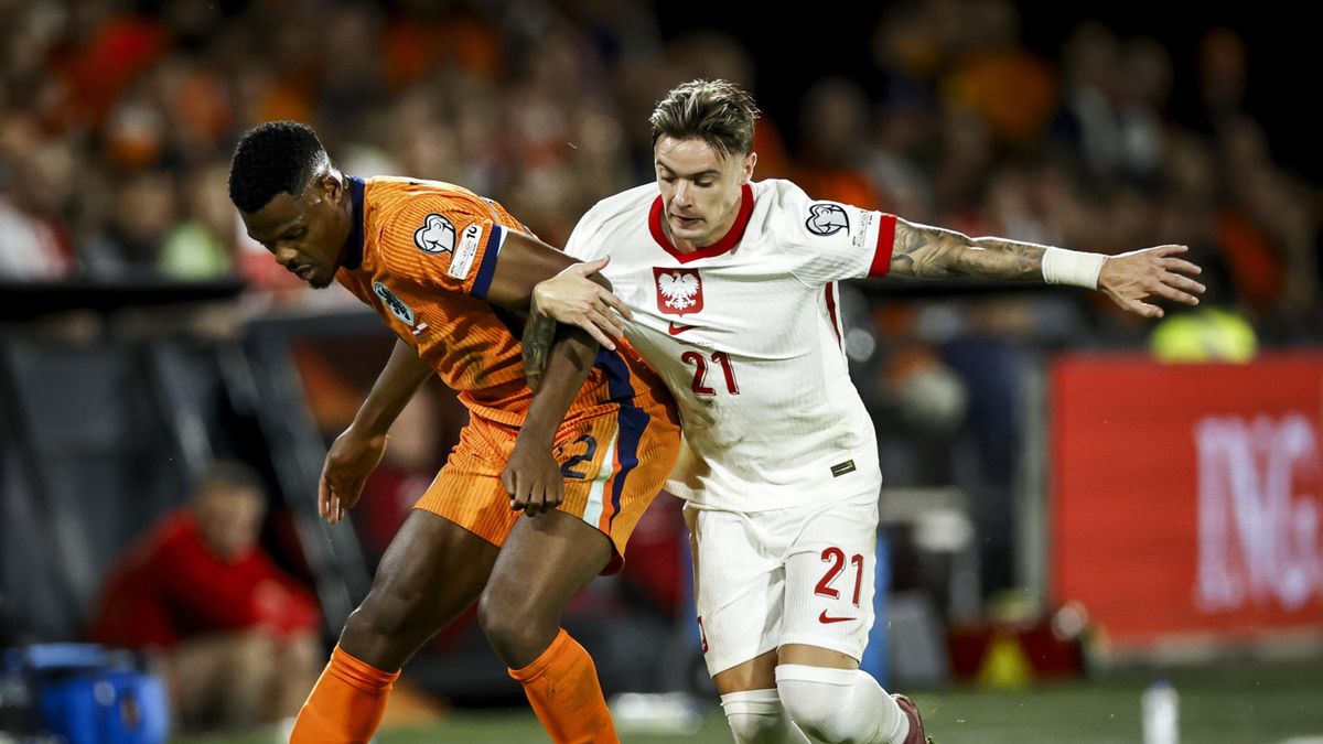 PAP/EPA / MAURICE VAN STEEN / Na zdjęciu: Denzel Dumfries i Nicola Zalewski