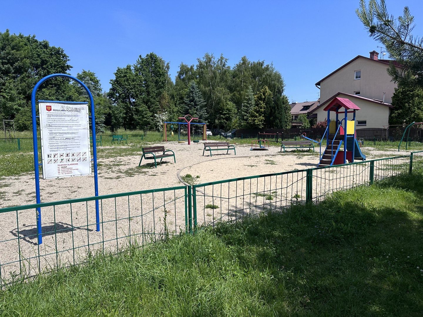 Plac zabaw przy ulicy Różyckiego na osiedlu Dąbrowa