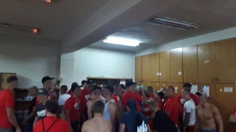Zdjęcie okładkowe artykułu: Facebook / wiaraspodzegara / Na zdjęciu zatrzymani polscy kibice na komendzie w Skopje