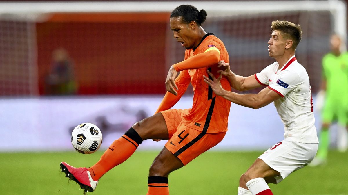 PAP / Piotr Nowak / Na zdjęciu: piłkarz reprezentacji Polski Krzysztof Piątek (z prawej) i Virgil van Dijk (z lewej) 