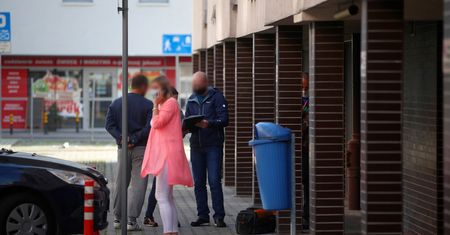 Policjanci uratowali trzyletnią dziewczynkę. W środku nocy stała za balustradą