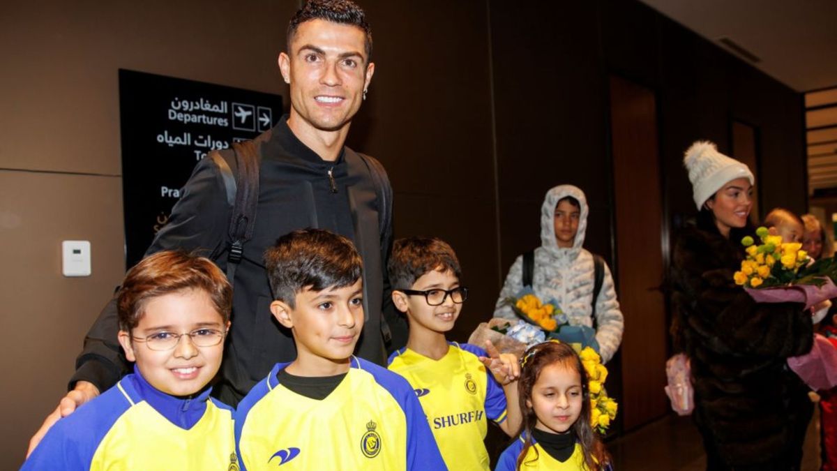 Cristiano Ronaldo z młodymi kibicami