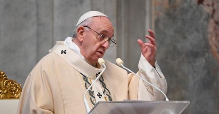Papież Franciszek pod respiratorem. Miał problem z oddychaniem i walczył o życie