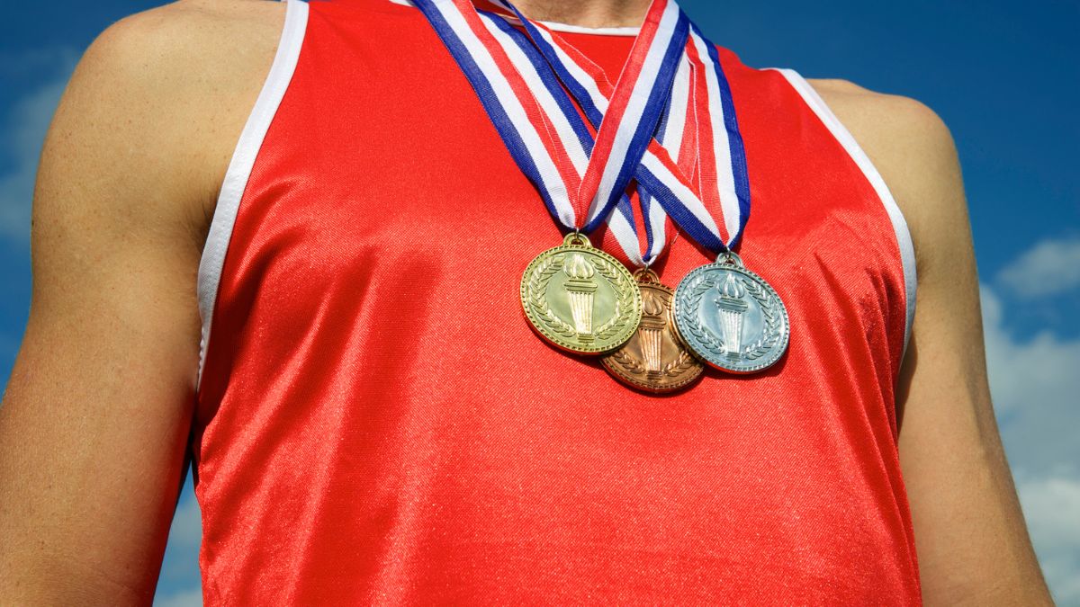Mężczyzna z medalami na szyi