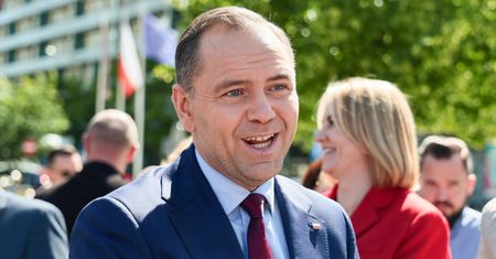 Mentzen spytał o podatek katastralny. Oto odpowiedź Nawrockiego