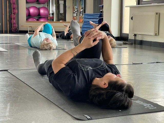 Seniorzy ćwiczą pilates