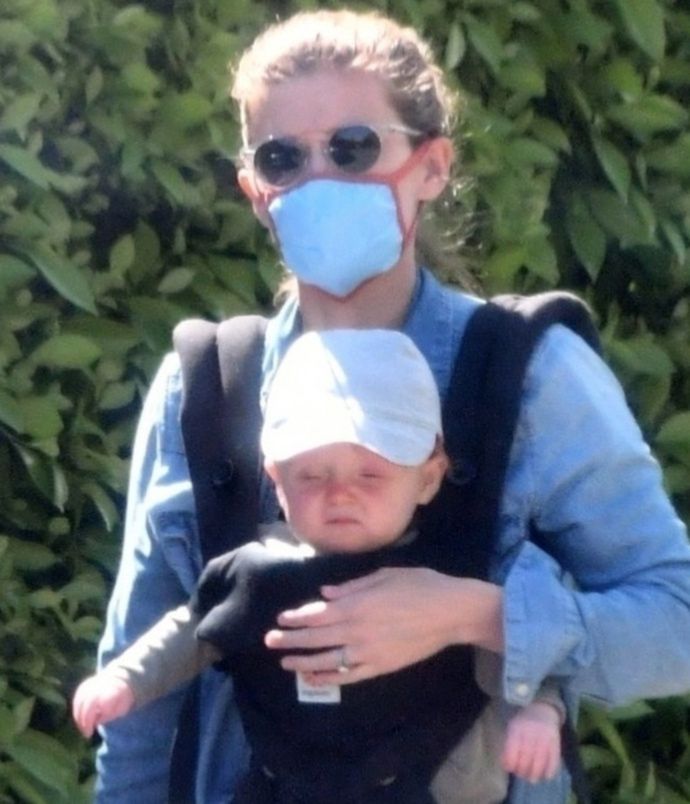 Kate Mara na spacerze z córeczką