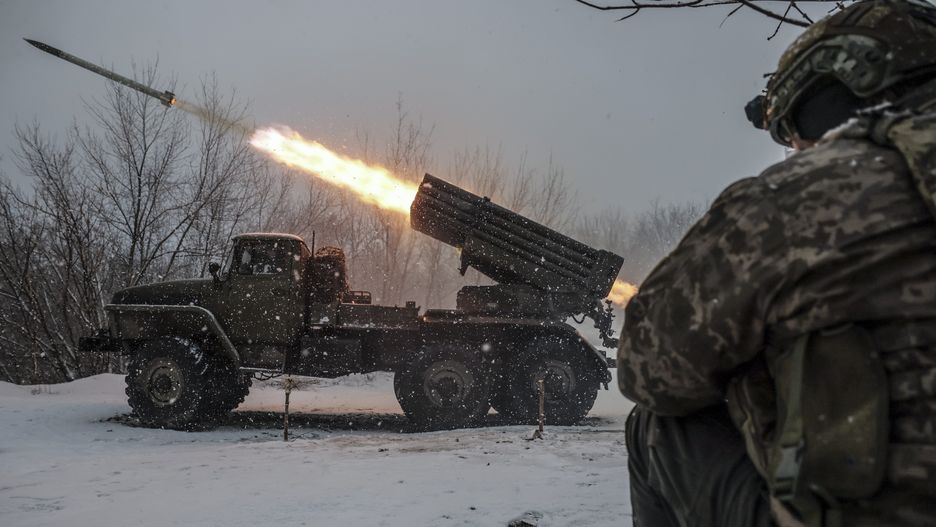 A handout picture made available by the press service of the 24th Mechanized Brigade of the Ukrainian Armed Forces shows the brigade servicemen firing an MRLS BM-21 'Grad' towards Russian army positions near Chasiv Yar, Donetsk region, Ukraine, 16 February 2025 (made available 17 February 2025). EPA/24th Mechanized Brigade HANDOUT 76783HANDOUT EDITORIAL USE ONLY/NO SALES Dostawca: PAP/EPA.