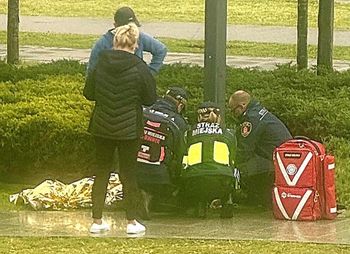 Dramat przed urzędem w Warszawie. Kobiecie pomogli strażnicy