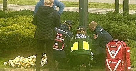 Dramat przed urzędem w Warszawie. Kobiecie pomogli strażnicy