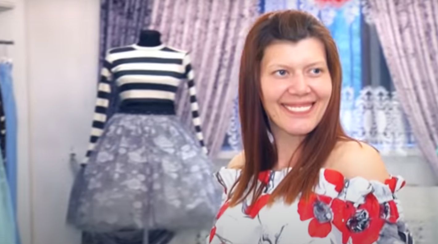 Uczestniczka w trakcie metamorfozy (fot. YouTube)