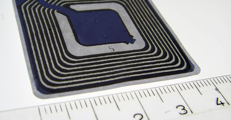 Metka z niespodziewanie dużą ilością informacji, czyli o tagach RFID w odzieży