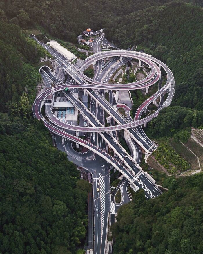 Sieć połączeń autostradowych w okolicach Tokio w Japonii.