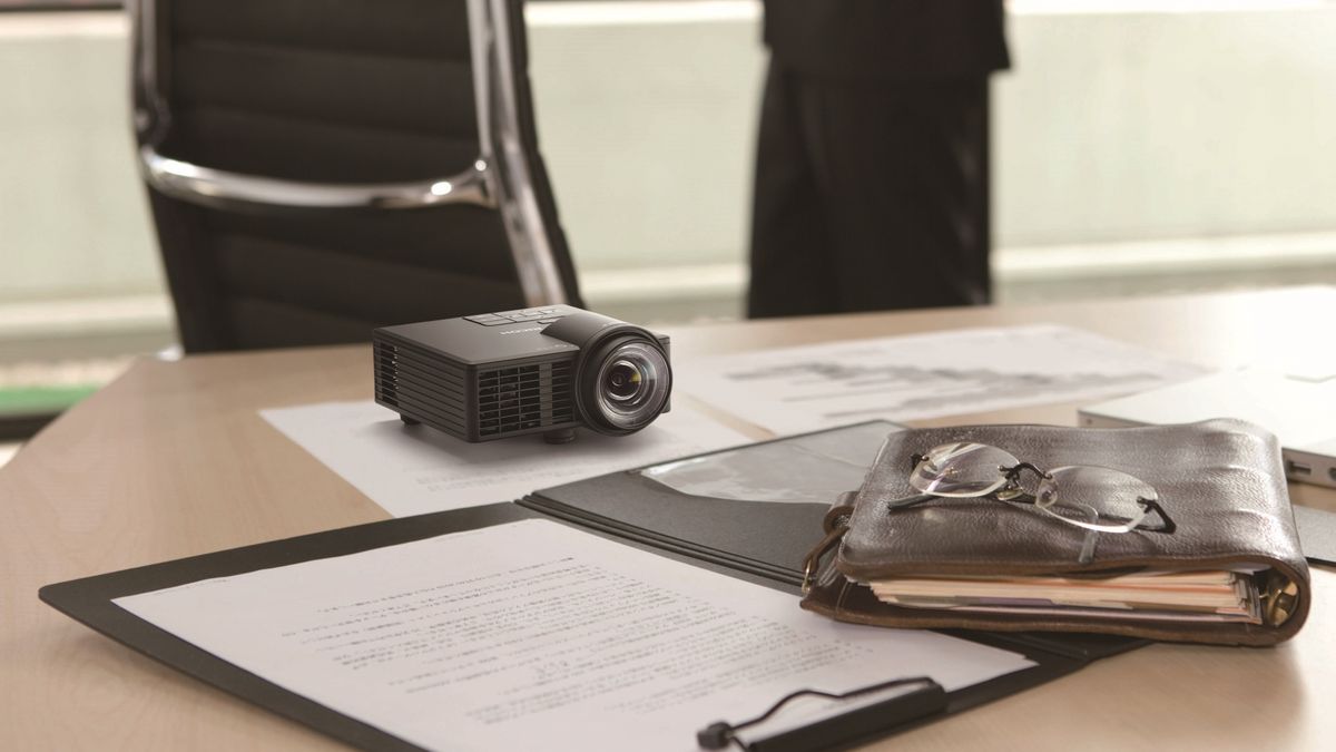 Ricoh PJ WXC 1110: ultramobilny projektor HD z możliwością zasilania baterią 1