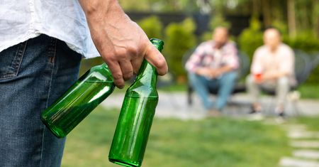 Polacy piją litrami. Nie zdają sobie sprawy, że szkodzi bardziej niż wódka