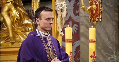 Ksiądz tańczył z dziećmi. W komentarzach do nagrania rozpętała się burza